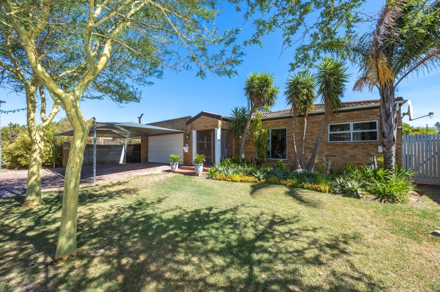 To Let 3 Bedroom Property for Rent in Uitzicht Western Cape